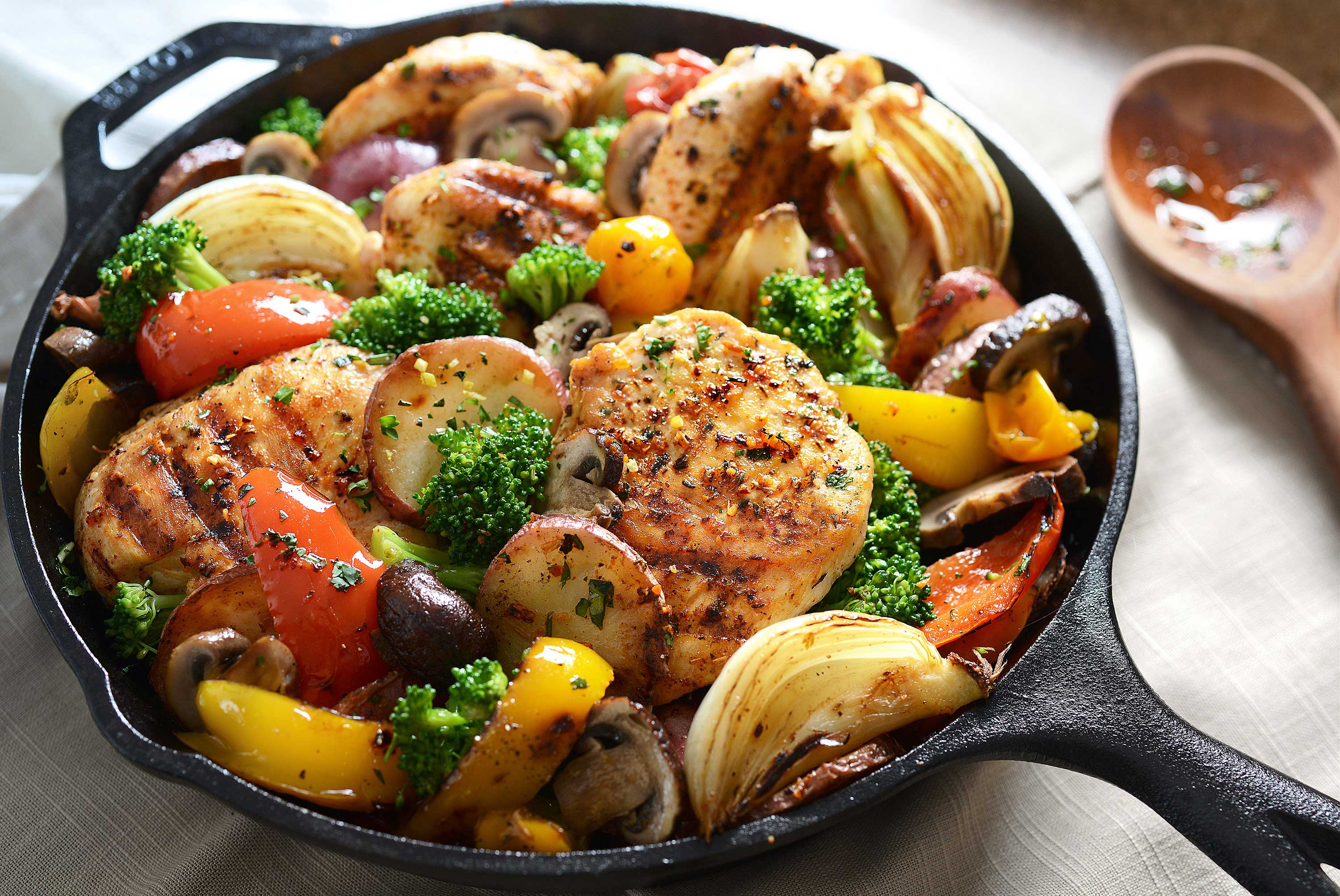 mike wepplo natural photography chicken and vegetable skillet